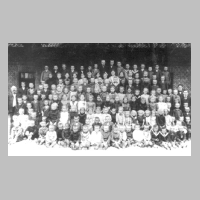 080-0078 Alle Schulkinder von Pregelswalde mit dem Schulleiter, zwei Lehrern und einer Lehrerin.jpg